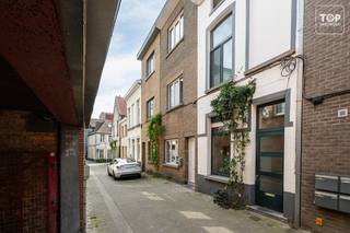 Deze gezellige en charmante woning is gelegen nabij het historisch centrum van Gent<br /><br />We bevinden ons in de Luxemburgstraat, een zeer rustige straat tussen het Begijnhof, het gravensteen en de poel. Enkel bewoners rijden erdoor met de wagen. <br /><br />Het rustige begijnhof is vlakbij en je bent op amper 300 meter van het Gravensteen. Alles is dus gemakkelijk te bereiken te voet of per fiets. Ook via het openbaar vervoer geraak je snel aan het station Gent St-Pieters en Gent Dampoort. Werkelijk alles is dichtbij.<br />Kortom, met de ligging van dit huis is een auto absoluut niet noodzakelijk.<br />Doch ben je op minder dan 10 min op alle belangrijke toegangswegen de E17, E40 en de R4<br /><br />Deze locatie in het Centrum van Gent is werkelijk uniek. Enerzijds zit je vlakbij de bruisende stad, anderzijds geniet je in dit gedeelte ook van de rust.<br /><br />Het pand werd recent gerenoveerd en is instapklaar. <br /><br />Via de inkomhal komen we terecht in de leefruimte en de open keuken. Nog op het gelijkvloers vinden we de badkamer terug met douche en wc, alsook een extra bergruimte met de aansluiting voor de wasmachine. Tevens is er nog een extra kamer op het gelijkvloers, deze kan dienen als eerste slaapkamer of als extra leefruimte / bureau. <br />Via de trap komen we terecht op de eerste verdieping met 2 ruime lichtrijke slaapkamers. Op de tweede verdieping is er nog een ruime slaapkamer en extra bergingsruimte terug te vinden.<br /><br />Extra troeven :<br />- Met zijn energie label C heeft het een gunstige EPC score. Na de EPC keuring werd nog extra isolatiemateriaal bijgestoken, de reële epc score is dus nog beter!<br />- De parking Ramen ligt op minder dan 200 m van de woning.<br /><br />Deze Topper is DE ideale mix van comfort, rust en alles dichtbij. Het heeft alles in huis om er een echte thuis van te maken!<br /><br />Interesse? Contacteer dan snel Topvastgoed voor een bezoek op het nummer 0475 700 700.<br /><br />Beschikbaar na akte
