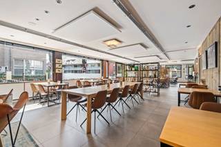 À VENDRE À LANDEGEM DEINZE<br />Bienvenue à la brasserie De Lork ! <br /><br />Cette affaire florissante, dotée d'un logement très spacieux (appartement au premier étage de 190 m²), recherche de nouveaux repreneurs enthousiastes pour l'ensemble de l'établissement, y compris le bâtiment. <br /><br />Les atouts de ce bien sont les suivants :<br /><br />- Le restaurant a été entièrement rénové en 2019 : nouveaux sols, nouvelles installations sanitaires, nouveau bar, nouveau mobilier, entièrement redécoré. Il peut accueillir 65 à 80 personnes à l'intérieur. <br />- Emplacement très fréquenté par les cyclistes et les promeneurs<br />- Très peu de concurrence dans le pittoresque village de Landegem<br />- Une grande terrasse pouvant accueillir 60 personnes, équipée de grands auvents et parasols solides<br />- Cuisine très spacieuse et ultramoderne avec chambres froides et congélateurs<br />- Grande cave<br />- Accès facile à l'arrière pour les fournisseurs ou vos propres achats, avec accès direct à la cave et à la cuisine. <br />- Nombreuses possibilités de stationnement à proximité. <br /><br />Les voûtes en béton assurent une isolation acoustique suffisante vers le premier étage, qui est entièrement aménagé en appartement très spacieux. Il comprend : 4 chambres (à coucher), une terrasse à l'arrière et un balcon à l'avant, un grand espace de vie (42 m²) très lumineux, une cuisine donnant sur la terrasse, un très grand grenier.<br /><br />L'ensemble est proposé avec tout le mobilier - l'activité reste ouverte entre-temps (modalités à discuter).<br /><br />Si vous êtes intéressé, veuillez d'abord remplir le formulaire de contact et je vous rappellerai dans les plus brefs délais. Laurens Deprez 0496-20 64 64