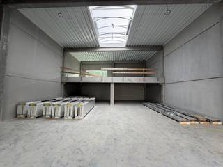 <p>Nieuwbouw KMO-unit te koop in Kampenhout, met een gelijkvloerse oppervlakte van 216 m² en een verdieping van 71 m². Oplevering voorzien in augustus 2026.</p>
<p>Strategisch gelegen langs de Mechelsesteenweg (N26), met een vlotte verbinding naar de E19 en E40 richting Brussel, Antwerpen en Gent — wat zorgt voor uitstekende bereikbaarheid én zichtbaarheid.</p>
<p>De unit biedt een kwalitatieve opslagruimte met een vrije hoogte van ca. 6 m, toegankelijk via een automatische sectionaalpoort (4 x 4,2 m) en een aparte inkomdeur. Voorzien van een gepolierde en gewapende betonvloer (2.500 kg/m²), lichtstraten met rookluik, een geïsoleerd dak en een regenwaterput (5.000 L).</p>
<p>Gelegen in Business Park Overdevaert te Kampenhout, met camerabewaking, LED-verlichting en branddetectie. Inclusief 2 privatieve parkeerplaatsen en de mogelijkheid tot laadpalen.</p>
<p>Contacteer Structura.biz voor bijkomende informatie en/of een bezoek — 02/462.32.00!</p>