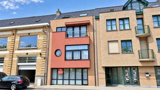 Dit appartement bevindt zich op wandelafstand van de Grote Markt en diverse winkelstraten en omvat een inkomhal met vestiaire, ruime en lichtrijke leefruimte met open en volledig geïnstalleerde keuken, berging naast de keuken, 2 slaapkamers (waarvan 1 met ingemaakte kasten), badkamer met lavabomeubel en douche en een apart toilet. <br /><br />Ook is er een koertje aanwezig en een gemeenschappelijke fietsenberging. <br /><br />* airco aanwezig <br />* appartement is momenteel verhuurd aan €655,92/maand