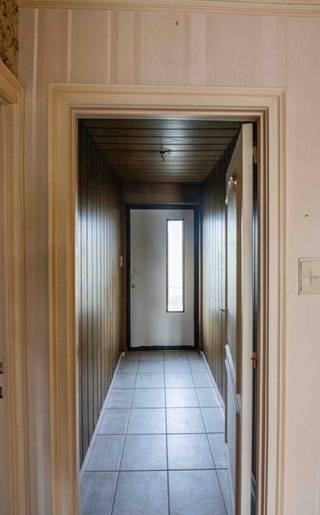 Op een rustige ligging, op slechts 2 km van het centrum van Deerlijk, bevindt zich deze halfopen bebouwing met bijzonder veel potentieel.De woning is...