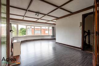 In het centrum van Eeklo, in de korte nabijheid van scholen, vinden we deze karaktervolle eigendom terug. Deze stapelwoning maakt deel uit van een gebouw met slechts 2 entiteiten én beschikt over een eigen privatieve inkomhal. Op die manier zijn er geen algemene kosten of syndickosten verbonden aan deze eigendom. <br /><br />De woning heeft een bewoonbare oppervlakte van maar liefst 145m² met daarbij nog eens een oost gericht terras van 14m². De grote lichtrijke woonkamer is een streling voor het oog waar het gezellig vertoeven is. Aansluitend is er nog een mooie eetplaats aan de apart ingerichte keuken. Op de verdieping zijn er 2 grote slaapkamers, een kleine slaapkamer en een te renoveren badkamer.<br /><br />Indeling:<br />- inkomhal<br />- kelder<br />- apart toilet<br />- zeer ruime woonkamer<br />- eetplaats<br />- ingerichte keuken<br />- ruim oost gericht terras<br />- nachthal<br />- slaapkamer met dressing<br />- badkamer met ligbad en badkamermeubel<br />- kleine slaapkamer<br />- grote slaapkamer achteraan<br /><br />De eigendom wordt momenteel verwarmd via gaskachels.<br /><br />Vrij bij akte!<br /><br />Komt dit uitzonderlijke aanbod snel ontdekken en maak uw afspraak!<br />09/377 31 77