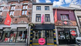 Op een uitstekende commerciële toplocatie aan de Sint-Truiderstraat 44 in Tongeren bevindt zich dit veelzijdige handelspand met een ruime woonst. Dankzij de centrale ligging geniet je hier van visibiliteit en een vlotte bereikbaarheid. Winkels, horecazaken, scholen, openbaar vervoer en de Grote Markt bevinden zich op wandelafstand, terwijl ook de belangrijkste invalswegen vlot bereikbaar zijn.<br /><br />Met een totale bruikbare vloeroppervlakte van maar liefst 195 m² biedt dit pand tal van mogelijkheden voor zelfstandigen, vrije beroepen, investeerders of ondernemers die wonen en werken willen combineren.<br /><br />Op het gelijkvloers bevindt zich een open handelsruimte van 121 m². Dankzij de indeling biedt deze ruimte heel wat flexibiliteit en kan ze eenvoudig worden ingericht als winkel, kantoor, praktijkruimte of andere commerciële invulling, afhankelijk van de geldende bestemming. Achteraan bevindt zich bovendien een afzonderlijke opslagruimte, ideaal voor stock, archief of extra bergruimte.<br /><br />Via de trap bereik je de bovenliggende woonst. De nachthal geeft toegang tot drie slaapkamers van 20 m², 17 m² en 10 m².<br /><br />Verder beschikt de woonst over een ruime leefruimte, een badkamer en een ruime nachthal. De woonverdieping heeft een bruikbare oppervlakte van 74 m² en vormt een praktische en comfortabele aanvulling op de handelsruimte.<br /><br />Extra troeven:<br /><br />- Handelspand met bovenliggende woonst<br />- Gelijkvloerse handelsruimte van ca. 121 m²<br />- Woonverdieping van ca. 74 m² <br />- Drie volwaardige slaapkamers <br />- Uitstekende commerciële ligging in het centrum van Tongeren<br />- Ideaal voor zelfstandigen, vrije beroepen of investeerders<br /><br />Contacteer ons via 089 390 990 of info@immofair.be voor meer info of een bezoek ter plaatse!