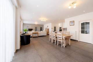 In Residentie Lucresse (bouwjaar 2014) vind je dit RUIME GELIJKVLOERS APPARTEMENT (130 m²) met een prachtig privéterras van 60 m² en garage...