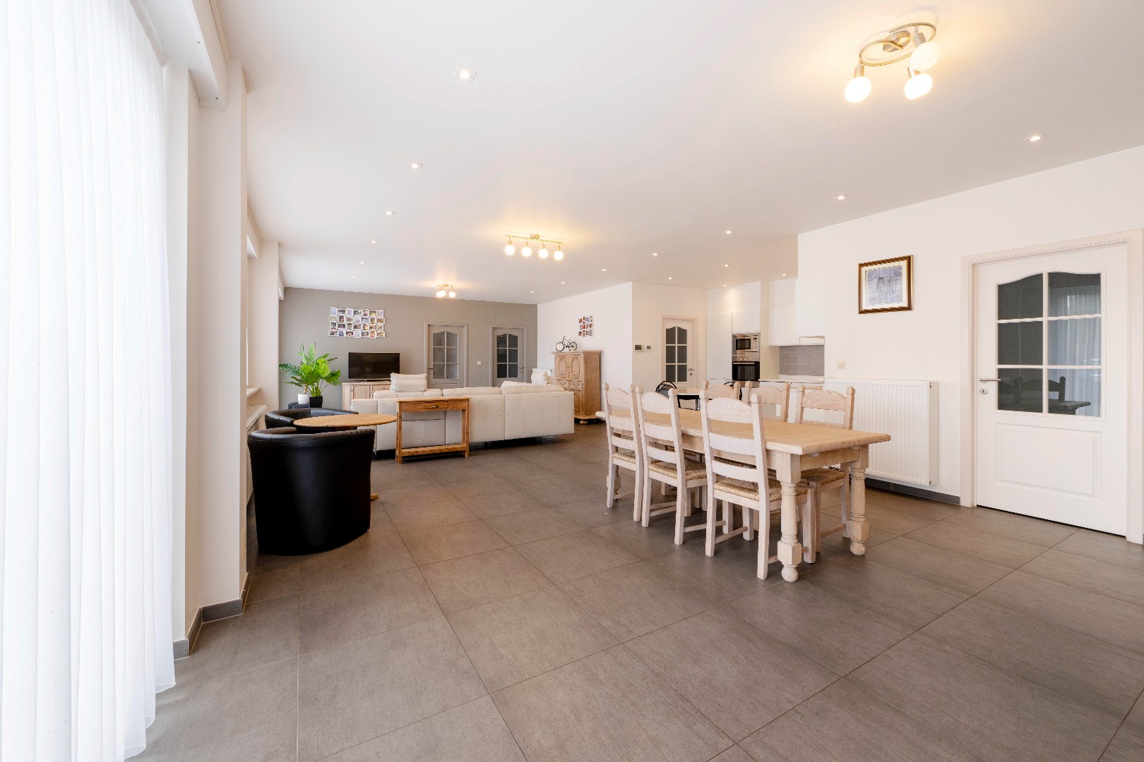 ZEER RUIM INSTAPKLAAR APPARTEMENT (130 m²) MET GARAGE EN RUIM TERRAS (60 m²) - foto 3