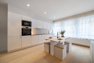 Instapklaar, energiezuinig en centraal gelegen: stijlvol gerenoveerd appartement in hartje Kortrijk!Dit prachtig gerenoveerde gelijkvloers...