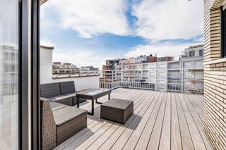 Prachtig gerenoveerde penthouse met ruime zonneterrassen en leuk zicht op zee in de residentie Aosta te Koksijde. De residentie Aosta bevindt zich...