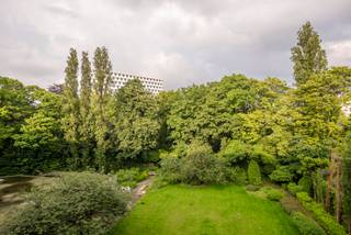 Kwalitatief totaal vernieuwd appartement op de 4de verdieping van een luxe residentie bestaande uit inkom met vestiaire, gastentoilet, hoogwaardig ingerichte keuken (koelkast, dampkap, inductiekookplaat, oven,....) ruime en lichte woonplaats (45 m²) die via twee deuren uitgeeft op het gevelbrede terras (12 m²) met zicht op de mooie tuin. Grote aparte slaapkamer met eveneens rechtstreekse toegang naar het terras, aansluitende douchekamer (inloopdouche, wastafel met maatkast en ingebouwde wasmachine). Geen bewoning sinds renovatie!<br /><br />Extra's: Ondergrondse kelder inbegrepen. Prachtige gemeenschappelijke tuin en fietsenberging. <br /><br />Deelname kosten VME ca 340 €/m per maand (alle kosten inclusief: reservefonds, verwarming, K &amp; W water, verzekering, onderhoud gemeenschappelijke ruimten &amp; tuin)<br /><br /><br />
<p><span></span></p>