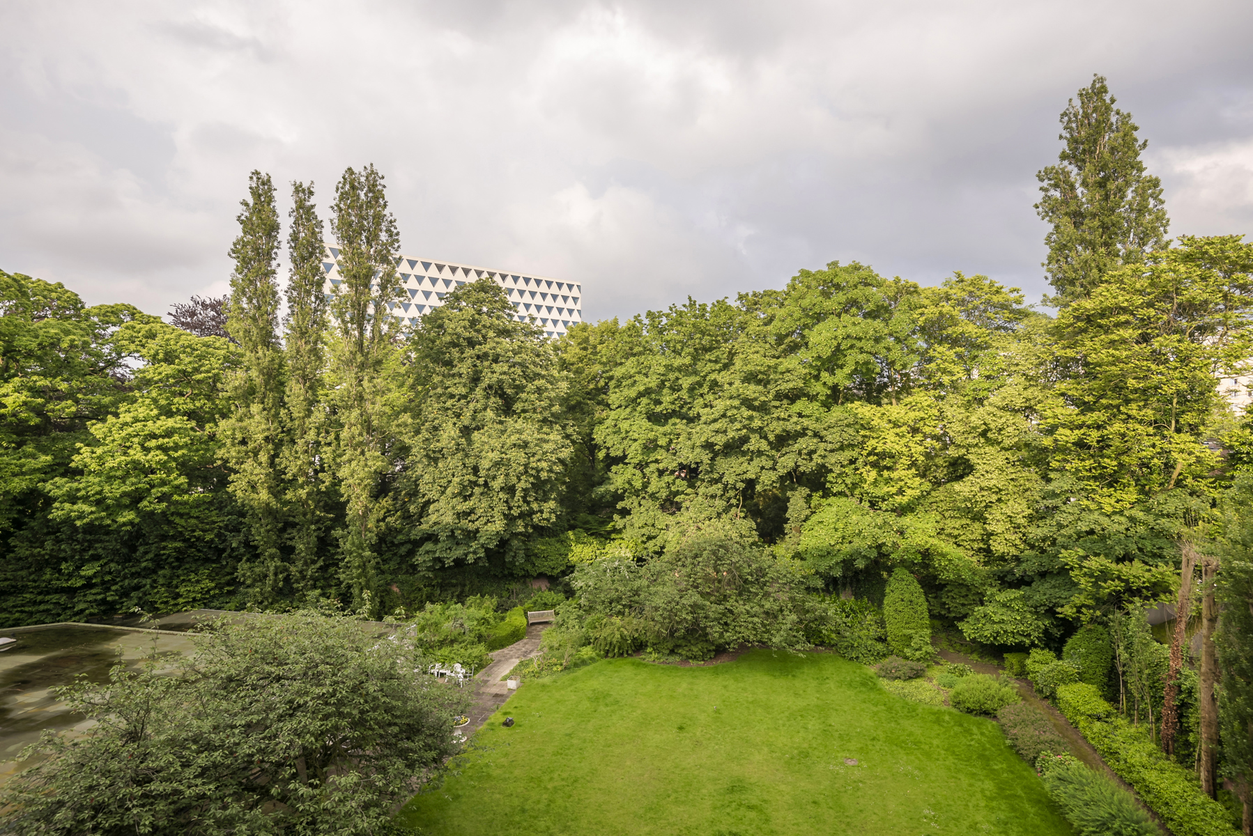 Totaal gerenoveerd appartement met ruim terras op toplocatie - foto 3