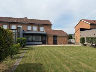 🌳 Schitterend gelegen gezinswoning in het groen en de rust 🏡<br /><br />Bent u op zoek naar de perfecte balans tussen rust, ruimte en een groene omgeving? Deze prachtig gelegen gezinswoning biedt u een oase van privacy, gecombineerd met alle comfort die een modern gezin zich kan wensen. Dankzij de recente vernieuwingen is dit een huis waar u zich meteen thuis zult voelen.<br /><br />🌟 De troeven op een rij:<br />🛏️ 3 volwaardige slaapkamers – Ideaal voor een gezin of voor wie een ruim thuiskantoor zoekt.<br />🛋️ Lichte leefruimte met veranda – De royale woonkamer is slim vergroot met een gezellige veranda, waardoor u het hele jaar door geniet van een prachtig zicht op de tuin.<br />🍳 Ruime leefkeuken – Een praktische en grote keuken waar uitgebreid gekookt kan worden.<br />🚗 Grote garage & veel parkeergelegenheid – Voorzien van een elektrische sectionaalpoort, met daarnaast een ruime, private oprit voor meerdere wagens.<br />🌿 Prachtige, private achtertuin – Een groene, koele buitenruimte waar u in alle privacy kunt ontspannen.<br />🚿 Recent vernieuwde badkamer – Een moderne, instapklare badkamer uitgerust met een comfortabele douche.<br />🪟 Energiebewuste upgrades – Overal zijn nieuwe ramen geplaatst met rolluiken (beneden volledig elektrisch gestuurd).<br />📋 Indeling van de woning<br />👇 Gelijkvloers: Bij het betreden van de woning komt u terecht in de uitnodigende inkomhal met een gastentoilet 🚽.<br />Vanuit de hal stapt u de royale leefruimte binnen, die dankzij de aanpalende veranda geniet van een maximale lichtinval en een directe connectie met de tuin. De aparte, ruime keuken vormt het hart van de benedenverdieping en biedt direct toegang tot zowel de leefruimte als de inpandige garage 🚘.<br />De garage is uitgerust met een moderne, elektrische sectionale poort en biedt extra bergruimte.<br />👆 Eerste verdieping & zolder: De vaste trap brengt u naar de nachthal op de eerste verdieping. Hier bevinden zich drie comfortabele slaapkamers 🛏️ en de recent vernieuwde, eigentijdse badkamer met douche 🚿.<br />Via het plafond is er toegang tot de ruime stapelzolder 📦; een ideale plek voor het stockeren van seizoensspullen en bovendien zeer eenvoudig extra te isoleren.<br />🌳 Buitenruimte: Rondom de woning ligt een prachtig aangelegde, praktische voortuin die zorgt voor een mooie buffer en een groen straatbeeld.<br />De achtertuin 🌻 is een absoluut pareltje: volledig privaat, omgeven door groen en de perfecte plek voor spelende kinderen of gezellige barbecue-avonden in de luwte.<br />🔑 Kortom: Een solide, goed onderhouden gezinswoning op een absolute toplocatie voor wie houdt van rust, groen en privacy.<br /><br />Mis deze kans niet en plan snel uw bezoek!<br /><br />📞 Telefoon: 056/705262<br />📧 E-mail: info@expertimmo.be<br />🌐 Website: www.expertimmo.be<br /><br /><u>Wettelijke info :</u> <br />EPC : F-label<br />Asbest : in aanvraag<br />Elektriciteit : niet-conform, te renoveren.<br />Stedenbouw : Geen beschermd monument, niet op inventaris, Vergunning uitgereikt, Woongebied, Geen dagvaarding uitgebracht, Geen voorkooprecht ruimtelijke ordening aanwezig, Geen Verkavelingsvergunning, geen overstromingsgebied, niet gelegen in afgebakend oevergebied.<br />Watertoets : P en G-score : A en A, geen natte voeten hier dus.<br />Watergevoelige openbare ruimtes : niet van toepassing<br />Maatregelenregister : geen nadelige maatregelen gekend<br />Vrij : bij akte<br /><br />Disclaimer : <br />1. Sommige foto's werden met een breedbeeld lens getrokken om de gehele ruimte op 1 foto te kunnen weergeven, hierdoor lijken de ruimtes op foto groter dan in werkelijkheid.<br />2. Geen AI gebruikt hier.<br />