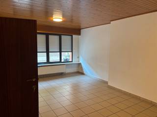 <p>Dit appartementsgebouw in Deurne bestaat uit drie vergunde appartementen met telkens één slaapkamer en een eigen privatieve kelderberging. Het gebouw wordt volledig vrij van huurders aangeboden. Dit geeft u als koper de vrijheid om zelf nieuwe huurders te selecteren of meteen werken uit te voeren vóór de verhuur.</p><p>Het gebouw beschikt over een vernieuwd dak en de appartementen hebben een EPC-label D. Een interessante opportuniteit voor wie zijn vastgoedportefeuille wil uitbreiden of wil starten met een opbrengsteigendom met drie verhuureenheden.</p><p><br />Maak uw afspraak via lou@guldentopsvastgoed.be.</p>