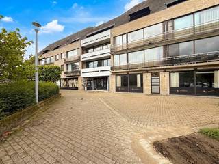 Ontdek dit lichtrijke appartement op een uitstekende ligging in het centrum van Sint-Kruis, pal naast de kerk en omgeven door groen en een leuk parkje. Dankzij de centrale locatie bevinden winkels, openbaar vervoer, scholen en alle dagelijkse voorzieningen zich op wandelafstand. Bovendien bereik je het centrum van Brugge vlot met de fiets, wat deze ligging bijzonder praktisch en gegeerd maakt. <br />Het appartement geniet van een mooie natuurlijke lichtinval en biedt een aangename leefruimte met half-open keuken. Met drie slaapkamers is er voldoende ruimte voor gezinnen, thuiswerk of extra bergruimte. Daarnaast beschikt het appartement over een kelderberging en een ondergrondse autostaanplaats, wat altijd praktisch is en extra comfort biedt. Een interessante opportuniteit voor wie ruim en centraal wil wonen nabij centrum Brugge.<br /><br /><span>2de Verdieping (129m2):</span><br />Inkomhal (6,5m2) - lichtrijke living (38m2) met aansluitend balkon (2,6m2) - half-open keuken (11m2) ingericht met oven, keramische kookplaat, dampkap, kasten en werkblad in composiet - berging (3m2) met aansluiting wasmachine - nachthal (4,5m2) met toilet + lavabo - 3 slaapkamers (12,2m2, 12,2m2, 17,2m2) - badkamer (6,2m2) met ligbad/douche, spiegel en twee lavabo's<br /><br />Autostaanplaats (nr. 21) - private kelderberging (nr. 18)<br /><br /><span>Algemeen:</span><br />- zeer centraal gelegen<br />- op wandelafstand van de winkels, de school, openbaar vervoer, ...<br />- omgeven door groen en een leuk parkje<br />- op fietsafstand van Brugge en op 15min van de E40<br />- gemeenschappelijke kosten: € 296/m (incl. verwarming, verzekering, syndicus...)<br />- de autostaanpaats is verhuurd aan € 65/m (vooropzeg = 1 maand)<br />- nieuwe CV-ketel (2025)<br />- Sted. inlichtingen: in aanvraag<br /><br /><br /><span>Dit zoekertje omvat enkele AI-gegenereerde visualisaties</span>