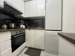 Volledig ingericht appartement bestaande uit een living met open ingerichte keuken, 2 slaapkamers en een badkamer met douche.<br />Verder is er een berging en een klein koertje. Alle gordijnen blijven hangen en kleine huisdieren zijn toegelaten.
