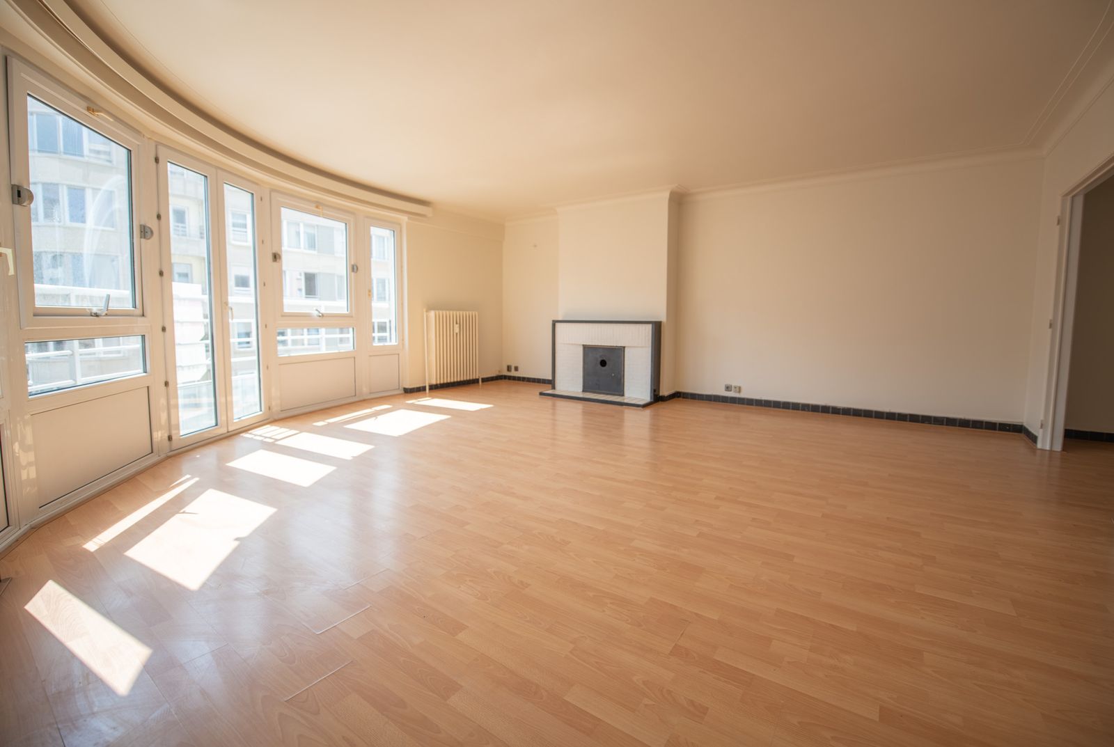 Ruim en lichtrijk appartement met 3 slaapkamers pal aan strand - foto 3