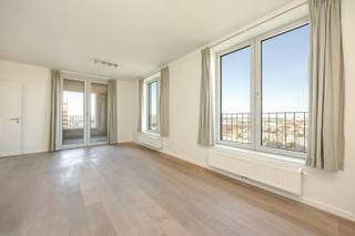 <strong>Wonen boven de stad!</strong><br />Appartement met terras op het 12de verdiep van de Westkaai Torens (4de toren). Vanuit het ganse appartement geniet je hier van een spectaculair uitzicht op het de stad en de haven. <br /><br /><strong>Indeling: </strong>Inkomhal op keramische tegel; apart toilet; volledig geïnstalleerde keuken met bijkeuken voorzien van opberg mogelijkheden. Ruime woonkamer op parket met toegang tot het gezellige terras met panoramische zichten. 2 slaapkamers op parket, beide met uitzicht over de Schelde en de haven. Badkamer op keramische tegel voorzien van een dubbele wastafel, ligbad met (ophang)douche. Wasplaats/extra berging in de nachthal. <br /><br /><strong>Bijzonderheden:</strong>
<ul>
<li>Individueel verbruik van gas - water en elektra.</li>
<li>1 autostaanplaats verplicht bij te kopen, 1 optioneel. Prijs per plaats € 35.000,-</li>
<li>Ondergronds: privé-kelder en gemeenschappelijke fietsenberging.</li>
</ul>