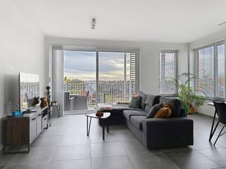 Ontdek dit prachtig dakappartement met twee slaapkamers, gelegen op de vierde verdieping van een recente residentie. Dankzij de hoekligging geniet...