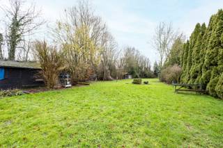 Bent u op zoek naar een alleenstaande woning met 3 slaapkamers, een grote garage van 40 m² en eveneens een groot tuinhuis/ateliertje van 40 m² ? Kom dan zeker een bezoek brengen aan deze eigendom in fermettestijl.<br /><br />Deze charmante woning vraagt met de tijd nog enkele renovatie werken maar is op vandaag perfect instapklaar en kan gemakkelijk bewoond worden.<br />U kan binnenkomen via de voordeur aan de voorkant maar ook zeer gemakkelijk via de achterkant via de oprijlaan met een nieuw zwart hek. <br />Buiten treft u verder nog een gezellige terras in connectie met de mooie aangelegde grote zuidgerichte tuin waar u van veel privacy kan genieten. <br /><br />Op het gelijkvloers : inkomhal, open mooie grote leefruimte met living, eetplaats, nieuwe keuken met aparte eethoek.<br />De badkamer met douche, lavabo en toilet is ook op het gelijkvloers. Verder is er nog een veranda naast de keuken en een extra grote praktische berging dat eventueel nog een extra slaapkamer kan zijn. <br /><br />Op de eerste verdieping zijn er 3 slaapkamers, 1 super grote en 2 kleinere. In de gang zijn er ingemaakte kasten gemaakt ideaal te gebruiken als dressing. <br /><br />De woning is gemakkelijk bereikbaar en dichtbij alle faciliteiten zoals winkels, scholen, openbaar vervoer en sport gelegenheid.<br />Wij helpen u graag verder in uw zoektocht. U kan ons bellen voor alle informatie en begeleiding. <br /> 