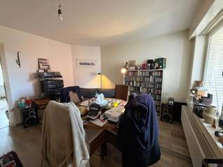 Op een centrale en gegeerde locatie in het centrum van Turnhout bevindt zich dit aangename 1-slaapkamerappartement, een interessante opportuniteit voor wie op zoek is naar een verhuurde opbrengsteigendom.<br /><br />Het appartement beschikt over een lichtrijke leefruimte, een afzonderlijke slaapkamer, keuken, badkamer een terras en een praktische kelderberging. Dankzij de centrale ligging bevinden winkels, horeca, openbaar vervoer en alle dagelijkse voorzieningen zich op wandelafstand.<br /><br />Het appartement is momenteel verhuurd, waardoor u als investeerder meteen geniet van een lopend huurinkomen.<br /><br />Troeven:<br /><br />- Toplocatie in het centrum van Turnhout: winkels, horeca en voorzieningen op wandelafstand<br />- Terras<br />- Kelderberging<br /><br />Een mooie kans voor zowel de startende als een vastgoedinvesteerder die op zoek is naar een centraal gelegen appartement.<br /><br />Interesse? Neem contact op voor meer informatie of een bezoek.<br /><strong><span>Oppervlakten zijn indicatief en conform EPC</span></strong>