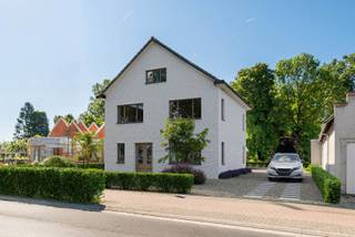 Deze te renoveren vrijstaande woning met een zeer degelijke structuur is gelegen langs de Grootstraat ter hoogte van nummer 88, op een...