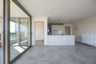 Ontdek dit <strong>recent</strong> <strong>opgeleverde</strong> <strong>en</strong> <strong>instapklare</strong> <strong>nieuwbouwappartement</strong> in de stijlvolle <strong>Residentie</strong> <strong>Odrada</strong>, uitstekend gelegen aan de Westendelaan in Middelkerke. Dankzij de rustige ligging, op wandelafstand van het strand, het nieuwe casino, winkels, restaurants en openbaar vervoer, geniet u hier van een perfecte combinatie van comfort, rust en een levendige kustsfeer.<br /><br />Dit lichtrijke appartement van <strong>82 m²</strong>, gelegen op de <strong>derde</strong> <strong>verdieping</strong>, werd afgewerkt met hoogwaardige materialen en een hedendaagse uitstraling. De ruime leefruimte met grote raampartijen baadt in het natuurlijke licht en geeft rechtstreeks uit op het aangename terras, waar u in alle rust kunt genieten van het open uitzicht.<br /><br />De <strong>volledig ingerichte open keuken</strong> is voorzien van alle moderne toestellen en sluit naadloos aan op de leefruimte, ideaal voor gezellige momenten met familie of vrienden. Verder beschikt het appartement over twee volwaardige slaapkamers, een stijlvolle badkamer met <strong>inloopdouche en dubbele wastafel</strong>, een apart gastentoilet en <strong>twee praktische bergingen</strong>, wat zorgt voor extra opbergruimte en optimaal wooncomfort.<br /><br />De residentie beschikt bovendien over een <strong>gemeenschappelijke</strong> <strong>fietsenberging</strong> en dankzij het uitstekende <strong>EPC-label A </strong>woont u hier bijzonder energiezuinig en toekomstgericht.<br /><br />Of u nu op zoek bent naar een <strong>vaste woonplaats, een tweede verblijf aan zee of een rendabele investering</strong>, dit appartement biedt alle troeven om aan uw verwachtingen te voldoen. De verkoop gebeurt onder het <strong>21% btw-stelsel</strong>, maar indien u voldoet aan de wettelijke voorwaarden, kunt u genieten van het <strong>verlaagde btw-tarief van 6%.</strong><br /><br /><u>De aankoop van een ondergrondse staanplaats is verplicht en bedraagt € 35.000 exclusief kosten.</u><br /><br /><strong>Troeven</strong>
<ul>
<li>Nieuwbouw</li>
<li>2 slaapkamers</li>
<li>EPC A</li>
<li>Topligging</li>
<li>6% btw mogelijk</li>
</ul>
Interesse in dit kwalitatief afgewerkte nieuwbouwappartement op een toplocatie aan de Belgische kust? Contacteer ons vandaag nog voor een bezoek en ontdek zelf het comfort, de ruimte en de uitstekende ligging van deze unieke woonkans.