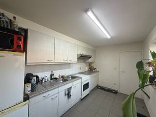 Nabij het centrum van Nazareth vinden we deze gezellige gezinswoning.De woning beschikt over een inkomhal, woonkamer met aanpalend terras en grote...