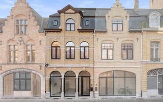 Prachtig huis te koop in hartje Ieper. Deze magnifieke woning beschikt over 5 kamers en twee badkamers. De woning is volledig vernieuwd in 2025...