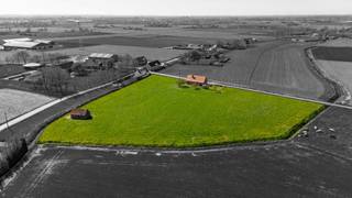 Deze ALLEENSTAANDE WONING met WEILAND en SCHUILSTAL is gelegen te Meigem (Deinze) met name in de Pijlestraat 1 op een uitzonderlijk ruim perceel...