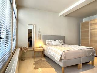 Surf naar www.abricasa.be en plan jouw verhuurafspraak in samen met onze digitale assistente Alice!Prachtig triplex appartement met 2 slaapkamers en terras! Zeer centraal gelegen vind je dit prachtig triplex appartement van 97m². Via de trap kom je op de eerste verdieping in de ruime en lichtrijke leefruimte waar de authentieke elementen bewaard zijn. De open keuken is volledig geïnstalleerd met o.a. vaatwasmachine, oven, microgolfoven, ijskast...Op de tweede verdieping kan je de zeer fijne slaapkamer van 33m² vinden. Alsook de badkamer met douche en lavabomeubel, het toilet bevinden zich op de tweede verdieping. Op de derde verdieping vind je de tweede slaapkamer met uitzicht op het prachtig terras van 14m². Verder zal je beschikken over de lamellen, wasmachine en droogkast. Je zal de enige bewoner zijn in dit gebouw aangezien het gelijkvloers bestemd is voor handel. - NIET GEMEUBELD- EPC: 358 kWh/m² UC: 0001527459 - Maandelijkse kosten: geen- Huurwaarborg:4.050- euro (3 maanden huur)- Beschikbaar: 01/08/2026- Type contract: Bepaalde duur (1 jaar) nadien verlengbaarAdres: Steenhouwersvest 2 - 2000 ANTWERPENWens je jouw huis, appartement, bouwgrond of opbrengsteigendom te verkopen? Op zoek naar een vastgoedmakelaar voor de verhuur of het beheer van jouw eigendom(men)? Abricasa staat voor een persoonlijke én actieve vastgoedbegeleiding van A tot Z! Bel ons voor een vrijblijvende afspraak op 03 259 04 04 of spring binnen op ons kantoor te Kasteelstraat 58 - 2000 Antwerpen!