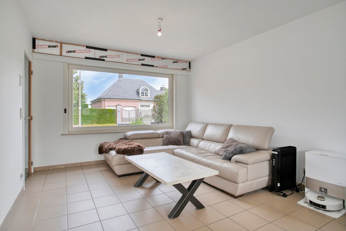 Charming 3 bedroom family home with garage in Heule! - photo 4