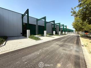 <span>KMO-unit van 256 m2 incl. 2 privé-parkeerplaatsen.<br />Meerdere oppervlaktes beschikbaar al dan niet met kantoren.<br />Contacteer ons voor een totaaloverzicht van de beschikbare units.<br /><br />RE I CORE<br /><br />De voormalige Recor-site wordt momenteel omgebouwd tot een van de meest duurzame bedrijvencampussen in Vlaanderen.<br />Hier bieden wij nieuwbouw KMO-units aan in verschillende oppervlaktes vanaf 256 m2 tot 622 m2. Het samenvoegen van meerdere units is mogelijk.<br />Ook meerdere units met kantoren beschikbaar. <br /><br />Deze unit nummer 8 heeft een oppervlakte van 256 m2 inclusief 2 privé-parkeerplaatsen.<br />De  geafficheerde prijs is excl. basispakket aan uitrustingen en excl. aansluiting warmtenet. Plaatsen zonnepanelen is optioneel.<br /><br />Door zijn ligging aan de E313 is de stad Hasselt vlot bereikbaar vanuit heel België.</span><br /><span>Transport van en naar Hasselt is daarom </span><span>op een eenvoudige manier te organiseren.</span><br /><span>Ook de ligging op relatief korte afstand van </span><span>de Nederlandse en Duitse grens is een groot </span><span>voordeel.</span><br /><br />Een oplossing voor uw bedrijf? Contacteer ons voor een bezoek ter plaatse.<br />Optie M vastgoed I carine@optie-m.be I 011/23 11 01 - 0478/41 58 70<br /><br /> 