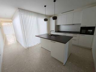 Deze prachtige nieuwbouw rijwoning in Wetteren biedt alles wat je zoekt in een ideale woning. Met een tuin, vier slaapkamers, twee badkamers en een energielabel A, is dit de perfecte plek om te wonen en te genieten van het comfort van een moderne woning.<br /><br />De woning is voorzien van alle gemakken en is ideaal voor een gezin of voor wie op zoek is naar wat extra ruimte. De woning is instapklaar en afgewerkt met luxematerialen.. De vier slaapkamers bieden voldoende ruimte voor het hele gezin en de twee badkamers zorgen voor extra comfort en gemak.<br /><br />Daarnaast is de woning ook nog eens energiezuinig, met een energielabel A. Dit betekent dat je niet alleen kunt genieten van een comfortabele woning, maar ook nog eens bespaart op energiekosten. <br /><br />Kortom, deze woning in Wetteren is een ideale keuze voor wie op zoek is naar een ruime en comfortabele woning met alle gemakken en voorzieningen. Met de tuin, vier slaapkamers, twee badkamers en een energielabel A, is dit de perfecte plek om te wonen en te genieten van het beste dat het leven te bieden heeft.<br />alle info via immo@poppe.be - 1.450 € per maand
