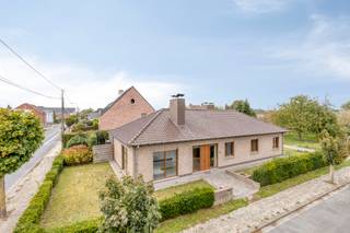 Deze instapklare alleenstaande laagbouwvilla combineert een uitstekende centrale ligging met rust, ruimte en hedendaags wooncomfort. Dankzij...