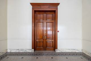 Karaktervol appartement in een gebouw van 1892 dat oorspronkelijk toebehoorde aan de bekende industrieel Solvay en dat paalt aan de prachtig gerenoveerde Handelsbeurs die doorgang biedt naar de Meir. <br /><br />Schitterende plafondhoogte en gevelbreedte wat het pand een mooie lichtinval geeft. Binnenkomend in het appartement met planken vloeren, dat momenteel dienst doet als pied à terre hebben we een ruime inkom die momenteel in gebruik is als kantoorruimte, verder royale salonruimte en eetkamer met prachtig geïnstalleerde hoogwaardige keuken. <br /><br />Op de tussenverdieping bevindt zich een aparte studio met slaapkamer en badkamer. <br /><br />Dit statige gebouw herinnert aan de rijke geschiedenis van Antwerpen.<br /><br />Drie kelders zijn aanwezig in het gebouw.<br /><br />In het aanpalend gebouw is een parkeerplaats te koop aan 55.000 euro.<br /><br />Ideaal pand voor bewoning of vrij beroep.