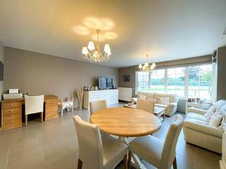 Op wandelafstand van het idyllische Wakken-centrum, nabij de kerktoren kan je dit modern, hedendaags appartement terugvinden. Vlakbij verschillende...