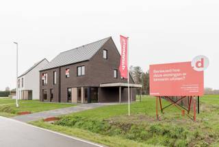 In Laakdal (Vorst) realiseerde Danneels een nieuwbouwproject met energiezuinige gezinswoningen in hedendaagse stijl. De woningen zijn rustig en familievriendelijk gelegen en hebben een prachtig zicht op de velden. <br /><br />Op het lot 7, een mooi perceel van 482 m² met een ideale zuid oriëntatie, bouwden we deze stijlvolle halfopen bebouwing met 200 m² woonoppervlakte. Een open ingedeelde woonkamer, ingerichte eilandkeuken en badkamer, ruime slaapkamers, grote polyvalente zolder, zongerichte tuin met gezellig terras, oprit, carport, … deze woning heeft het allemaal.<br /><br />Deze bijna-energieneutrale woning is o.m. uitgerust met een geothermische warmtepomp, zonnepanelen en een ventilatiesysteem met warmterecuperatie. <br /><br /><span>Danneels werkt deze woning in enkele maanden voor je af met de keuken- en badkamerinrichting en de vloer- en wandtegels van jouw keuze. Onze klantenbegeleider staat klaar om jou te ontzorgen. </span>