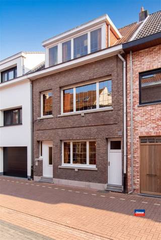 <p><span>HEMIKSEM | CHARMANTE (OP TE FRISSEN) RIJWONING MET DRIE À VIER SLAAPKAMERS EN PRACHTIGE TUIN | EPC D </span></p><p><span>Indeling als volgt: gelijkvloers: inkomhal - woon/eetkamer - keuken - veranda - tuin.</span></p><p><span>Eerste verdieping: traphal - bureau - slaapkamer - slaapkamer - badkamer. </span></p><p><span>Tweede verdieping: traphal met ingebouwde kast - zolderkamer - douchekamer.</span></p><p><span> </span></p><p><span>Extra troeven:</span></p><ul><li><span>Zuidoost-georiënteerde tuin</span></li><li><span>Gelegen in een rustige wijk in Hemiksem, dichtbij scholen, handel, park en uitvalswegen</span></li><li><span>Zolderkamer met veel mogelijkheden</span></li><li><span>Vlakbij het gemeentehuis, natuurdomein van hemiksem</span></li></ul><p><span> </span></p><p><span> </span></p>
