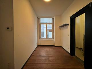 Deze woning is gelegen in een rustige zijstraat van de Vlaanderenstraat, pal in het centrum van Gent. Dankzij deze ligging geniet je van een vlotte bereikbaarheid en alle stedelijke voorzieningen op wandelafstand.<br /><br />De woning telt 4 gelijkwaardige slaapkamers, telkens één per verdieping (gelijkvloers tot en met verdieping 3). Dit maakt het pand bijzonder geschikt voor co-housing (maximaal 4 partijen) of als gezinswoning met extra ruimtes die flexibel kunnen worden ingericht als bureau, hobbykamer of leefruimte.<br /><br />De keuken bevindt zich in de kelder en is praktisch ingericht. Op verdieping 1 is er een douche, op verdieping 2 een tweede toilet. Achteraan het gelijkvloers bevinden zich een wasplaats en een apart toilet.<br /><br />De centrale ligging is een grote troef: winkels, supermarkten, openbaar vervoer en tal van horecazaken bevinden zich in de onmiddellijke omgeving. Ook fitnesscentra, scholen en parken zijn vlot bereikbaar per fiets of te voet. Station Gent-Dampoort en het historisch centrum liggen op korte afstand, wat de woning interessant maakt voor wie werkt in en rond Gent. Mobiscore van maar liefst 9,5/10!<br /><br />Parkeren kan eenvoudig in de buurt met een bewonerskaart.<br /><br />Een praktische woning met een sterke ligging, ideaal voor wie centraal wil wonen met alles binnen handbereik.<br /><br /><strong>Domicilie verplicht!</strong> Geen studentenhuisvesting.<br /><br />Huurprijs: €1.395,00 / maand<br />Beschikbaar: overeen te komen