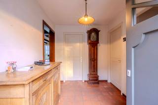 <p><strong>Perfect onderhouden villa met atelier op 1.402<span>m²</span>, tegenover Kasteel de Renesse.</strong></p>
<p>Deze stijlvolle, uitstekend onderhouden villa ligt op een uitzonderlijke locatie recht tegenover Kasteel de Renesse. Dankzij het atelier vooraan is dit de ideale woning om wonen en werken te combineren—perfect voor kantoor, vrij beroep of hobbyruimte.</p>
<p>De woning biedt volledig gelijkvloers wonen met een ruime slaapkamer en badkamer op het gelijkvloers. De eiken keuken met Miele-toestellen sluit mooi aan op de gezellige woonkamer met haard. Boven vind je een prachtige overloop die kan dienen als bureau of extra kamer, en ruimte voor nog twee bijkomende slaapkamers—samen goed voor vier slaapkamers in totaal.</p>
<p>Buiten is het genieten in de volwassen, breed aangelegde tuin met mooie bomen, kasseien en een aparte garage. Het perceel is bijzonder breed en biedt uitbreidingsmogelijkheden. Dak en dubbele beglazing zijn recent vernieuwd, waardoor de woning zonder grote renovaties, buiten enkele opfriswerken, opnieuw alle comfort biedt.</p>
<p><strong>Opmerking:</strong> De hogere EPC-score is het gevolg van een niet-geïsoleerd verwarmingselement in de niet-vergunde garage.</p>
<p>Wil je dit charmante, instapklare pand met uitzonderlijke ligging ontdekken? Neem contact op met FLOR Vastgoed.</p>