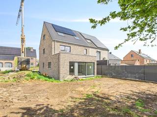In een doodlopende straat aan de verbindingsweg tussen Sint-Truiden en Tienen, vinden we in Linter deze zeer ruime nieuwbouwwoning op...