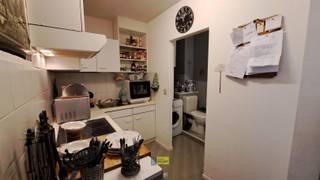 In een klein appartementsgebouw bieden wij u dit prima onderhouden gelijkvloers appartement met 1 grote slaapkamer en grote binnenplaats/koer...