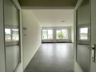 <p>Ontdek dit aangename appartement op de eerste verdieping, gelegen in een rustige en vlot bereikbare omgeving in Zelzate.</p><p></p><p>Dankzij de grote raampartijen geniet de lichtrijke woonkamer van een aangename natuurlijke lichtinval. Het appartement beschikt over één slaapkamer, een praktische badkamer en een functionele keuken. Daarnaast biedt het zonnige terras de ideale plek om te ontspannen en van de buitenlucht te genieten.</p><p></p><p>Onmiddellijk beschikbaar.</p><p></p><p>Provisie gemeenschappelijke kosten: 25€ / maand.</p><p></p><p>Interesse? Een bezoek kan uitsluitend worden aangevraagd via onze website: http://www.vastgoeddevos/te-huur</p>