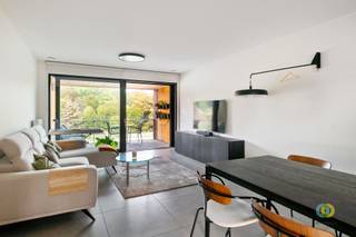 <p><span>Op zoek naar een modern en comfortabel appartement waar ruimte, licht en een prachtige omgeving samenkomen? Dit zeer recente appartement uit 2017 verkeert in uitstekende staat en is ideaal voor wie comfortabel wil wonen in een eigentijdse omgeving.</span></p><p><span>Via de inkomhal komt u in de ruime leefruimte, waar de living en de volledig uitgeruste keuken één mooi en harmonieus geheel vormen. Met maar liefst 43 m² biedt de keuken/leefruimte volop plaats om te koken, te ontspannen en gezellig samen te zijn.</span></p><p><span>Vanuit de living heeft u rechtstreeks toegang tot het terras van 8,5 m². Het prachtige zicht op het water zorgt hier voor een bijzonder aangename woonbeleving, zowel overdag als 's avonds</span></p><p><span>Via de nachthal bereikt u het slaapgedeelte met drie slaapkamers van respectievelijk 9 m², 12 m² en 11,5 m². De kleinste slaapkamer is momenteel ingericht als dressing. Daarnaast beschikt het appartement over twee aparte toiletten, een praktische berging en een modern uitgeruste badkamer met een ruime Italiaanse inloopdouche</span></p><p><span>Een staanplaats is inbegrepen in de prijs. Daarnaast bestaat de mogelijkheid om een tweede staanplaats aan te kopen.</span></p><p><span>Een recent, instapklaar appartement met drie slaapkamers, een ruim leefgedeelte en een uniek zicht op het water. Momenteel verhuurd aan een aantrekkelijke huurprijs, waardoor het pand ook voor investeerders meteen interessante huuropbrengsten biedt.</span></p><p><span>Plan vandaag nog uw bezoek en ontdek dit appartement zelf.</span></p><p><span> </span></p>