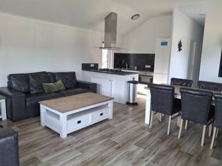 Deze mooie gemeubileerde 6-persoons vakantiewoning is prachtig gelegen aan het water op het verzorgde EuroParcs domein Zilverstrand in Mol...