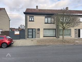 Goed onderhouden halfopen bebouwing, rustig gelegen, bestaande uit een inkomhal met afzonderlijk toilet, een gezellige leefruimte met eet- en...