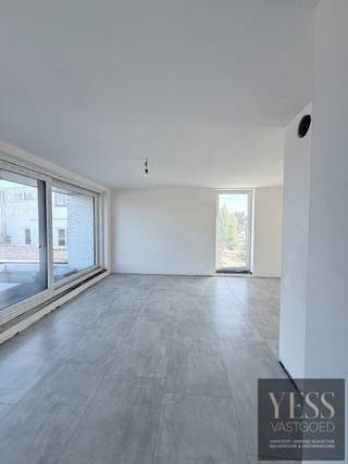 <div>
<div>
<h1><span>Uw eigen appartement in het hart van Ichtegem</span></h1>
<p><strong><span>Betaalbaar en kwalitatief wonen met extra comfort én privacy.</span></strong></p>
<p><strong><span>💡 De vermelde prijzen zijn inclusief 6% btw op de constructieprijs, mits aan de wettelijke voorwaarden wordt voldaan.</span></strong></p>
<p><span>In het centrum van </span><strong><span>Ichtegem</span></strong><span> verrijst deze </span><strong><span>kleinschalige en kwalitatieve residentie</span></strong><span> met slechts </span><strong><span>4 ruime appartementen</span></strong><span> en </span><strong><span>10 private autostaanplaatsen</span></strong><span>.</span></p>
<p><span>Dankzij de beperkte schaal geniet u hier van </span><strong><span>rust, comfort en privacy</span></strong><span>, gecombineerd met een uitstekende ligging.</span></p>
<h3><span>4 ruime appartementen – met de mogelijkheid uw private staanplaats aan te kopen</span></h3>
<p><strong><span>Gelijkvloerse appartementen – 2 slaapkamers</span></strong></p>
<ul>
<li><span>Netto bewoonbare oppervlakte van </span><strong><span>79 m² en 85 m²</span></strong></li>
<li><strong><span>Privatieve tuin van ca. 67 m²</span></strong></li>
</ul>
<p><strong><span>Duplexappartementen – 3 slaapkamers</span></strong></p>
<ul>
<li><span>Netto bewoonbare oppervlakte van </span><strong><span>104 m² en 107 m²</span></strong></li>
<li><strong><span>Zeer ruim terras van ca. 16 m²</span></strong></li>
</ul>
<p><span>De </span><strong><span>gelijkvloerse appartementen</span></strong><span> bieden dankzij hun ruime privatieve tuin een aangename combinatie van binnen- en buitenruimte.</span></p>
<p><span>De </span><strong><span>duplexappartementen</span></strong><span> beschikken dan weer over royale terrassen met </span><strong><span>minimale inkijk</span></strong><span>, waardoor u in alle rust kunt genieten van uw buitenruimte en van </span><strong><span>een optimale privacy</span></strong><span>.</span></p>
<p><span>Een ideale keuze voor wie op zoek is naar een </span><strong><span>ruim, energiezuinig en kwalitatief appartement</span></strong><span>, op een centrale locatie in Ichtegem.</span></p>
<p>Interesse? Bel 050 33 59 03 / info@yess-vastgoed.be</p>
</div>
</div>