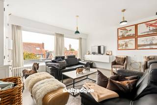 Maak kennis met dit recent (2022) gerenoveerde en schitterend gelegen appartement met open zicht te Kristus-Koning. <br />Dit appartement met 2 slaapkamers is gelegen op de derde verdieping van een kleinschalig gebouw (met lift). Deze locatie is uniek vanwege de vlotte bereikbaarheid tot het centrum van Brugge, de expresweg/ autosnelweg E40, Visartpark, winkels, scholen, openbaar vervoer,... Een echte TOPligging. <br /><br />Het lichtrijke appartement werd volledig gestript en gerenoveerd in 2022 en straalt ruimte en functionaliteit uit. Letterlijk alles werd vernieuwd, elke leiding (sanitair of elektriciteit), vloeren... <br />Ook het gebouw zelf werd reeds gerenoveerd, zo zijn er nieuwe terrassen en werd het dak geïsoleerd.<br />Het app. omvat oa. een ruime inkom met toilet, een lichtrijke leefruimte, een luxueuze keuken met inbouwtoestellen, 2 volwaardige slaapkamers en een badkamer. Voorts beschikt het app. over een balkon/terras en buitenberging.<br /><br />Bij dit appartement hoort nog een praktische kelder in -1, alsook een riante garagebox (32m²) die bijgekocht dient te worden t.w.v. € 35.000. <br /><br />Contacteer ons snel voor een bezoek aan dit uniek appartement via info@delbecque.immo of 050 45 03 45