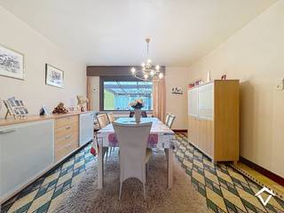 Deze woning is gelegen op een grondoppervlakte van 324 m² en bestaat uit: inkomhal - living - keuken - veranda - toilet - wasplaats - berging - terras - tuin - tuinhuis - nachthal - 3 slaapkamers - badkamer- zolder. <br /><br />Contacteer ons voor een bezoek ter plaatse.