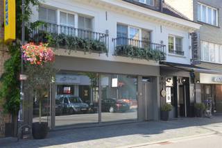 <p><span>Moderne kantoorruimte (74 m²) in het centrum van Mol.</span></p><p><span> </span></p><p><span>Bent u op zoek naar een lichte, open en flexibele kantoorruimte in het hart van Mol? Dan is dit pand van </span><span>74 m²</span><span> precies wat u nodig hebt!</span></p><p><span>Kenmerken:</span></p><ul><li><span>Toplocatie</span><span>: Gelegen in het centrum van Mol, vlot bereikbaar en met </span><span>ruime parkeergelegenheid voor het gebouw</span><span>.</span></li><li><span>Ruimtelijk en licht</span><span>: Dankzij de </span><span>grote raampartijen</span><span> geniet u van veel natuurlijk daglicht en een aangename werkomgeving.</span></li><li><span>Flexibel in te delen</span><span>: De ruimte is momenteel </span><span>open</span><span> en biedt de mogelijkheid om naar eigen wens in te richten.</span></li><li><span>Praktisch comfort</span><span>:</span><ul><li><span>Apart toilet</span></li><li><span>Bergruimte</span><span> met </span><span>uitgietbak</span></li><li><span>Inbouw stopcontacten in de vloer</span></li><li><span>Aansluitingen voor water</span></li></ul></li><li><span>Alle nutsvoorzieningen zijn aanwezig</span><span> (elektriciteit, water, internetmogelijkheden)</span></li><li><span>Energiezuinig</span><span>: Gebouw met een </span><span>goede EPC-waarde - Label B.</span></li></ul><p><span>Deze kantoorruimte biedt alles voor een professionele en comfortabele werkplek in een strategische locatie.</span></p><p><span> </span></p>