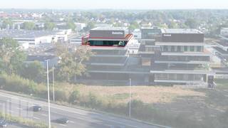Bent u op zoek naar een unieke kantoorruimte op een toplocatie met onmiddellijke verbinding naar belangrijke snelwegen? Dan is deze kantoorruimte van 440 m² op de 4de verdieping van de innovatieve en hypermoderne bedrijvencampus 'O-Forty' precies wat u zoekt. Gelegen naast op- en afrit 9 Oostkamp én met visibiliteit langs de E40 biedt deze ruimte een uitstekende bereikbaarheid.<br />
<br />
De kantoren zijn bemeubeld en volledig ingericht. U kunt ook gebruik maken van de gemeenschappelijke refter/ontspanningsruimte en extra vergadermogelijkheden (en seminarie ruimtes) in toren 'B'. <br />
<br />
Deze bedrijvencampus biedt nog vele andere voordelen, zoals een event space, coworking space, foodbar, fitness, padel, badgesysteem, pakjesmuur en ruime boven en ondergrondse parkeermogelijkheden. Onmiddellijk beschikbaar!<br />
<br />
EPC: 20260731-0020085613-NR-1<br />
<br />
Neem contact op met PANORAMA B2B voor bijkomende inlichtingen, plannen of een vrijblijvend plaatsbezoek via 0479 70 70 73.