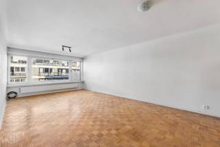 Op een aangename locatie aan de Fonteinstraat 139 bevindt zich dit ruime en lichtrijke appartement van ca. 102 m², gelegen op de zesde verdieping van een gebouw met lift. Het appartement loopt van de voor- tot achterzijde van het gebouw en beschikt over een ruime leefruimte, een recent vernieuwde keuken, een vernieuwde badkamer en apart toilet. Verder zijn er een ruime master bedroom, een tweede kleinere slaapkamer en nog een afzonderlijke ruimte die perfect kan dienen als bureau, kinderkamer of hobbyruimte. Aan de achterzijde bevindt zich een aangenaam terras met een mooi open uitzicht, een absolute troef dankzij de hoge ligging. Daarnaast zijn een inpandige autostaanplaats en private kelderberging inbegrepen, wat het dagelijkse comfort compleet maakt. De huurprijs bedraagt €1.395/maand, de provisie voor gemeenschappelijke kosten, water en verwarming bedraagt €180/maand. Elektriciteit en internet zijn individueel af te sluiten. Het appartement is onmiddellijk beschikbaar en wordt bij voorkeur verhuurd voor een langere termijn (minstens 3 jaar). Interesse of graag een bezoek? Contacteer ons via info@homies.be of 016 15 37 11. HOMIÉS, an Eye for Immo.<br />